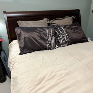 FREE with any bundle. Set of two standard pillow shams.